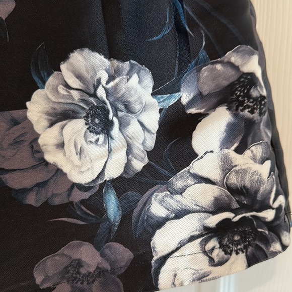 XS Simons exclusive A-Line pleated skirt - Picture 2 of 3